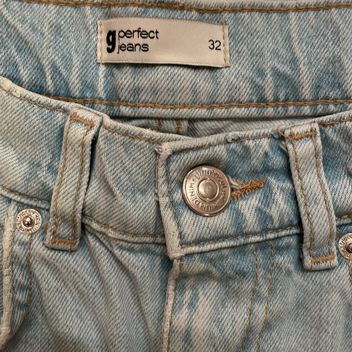 Ljusblå ripped jeans från Gina Perfect Jeans - 2