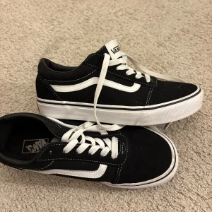 Svarta Vans Old Skool sneakers - Klassiska Vans Old Skool sneakers i svart med vit. Andvända max 2 gånger och är i super bra skick🥰