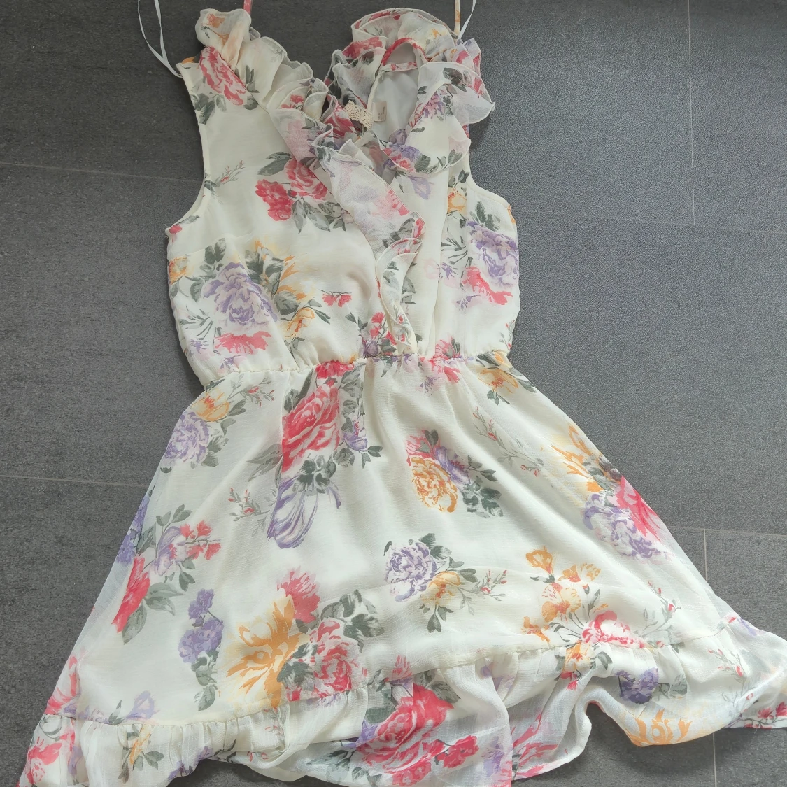 Blommig kortklänning från Divided