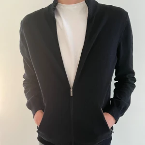 Massimo Dutti full zip - Nu säljer vi denna svarta full zippen från Massimo Dutti i storlek M. Skicket är bra men har tecken på användning. Super skön och perfekt nu i höst! Pris kan diskuteras vid snabb affär och vid fler frågor är det bara att skriva!