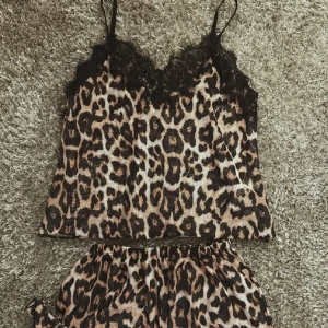 Leopardmönstrad pyjamas  - Leopardmönstrad pyjamas med spets detaljer. Jätte skönt material. 