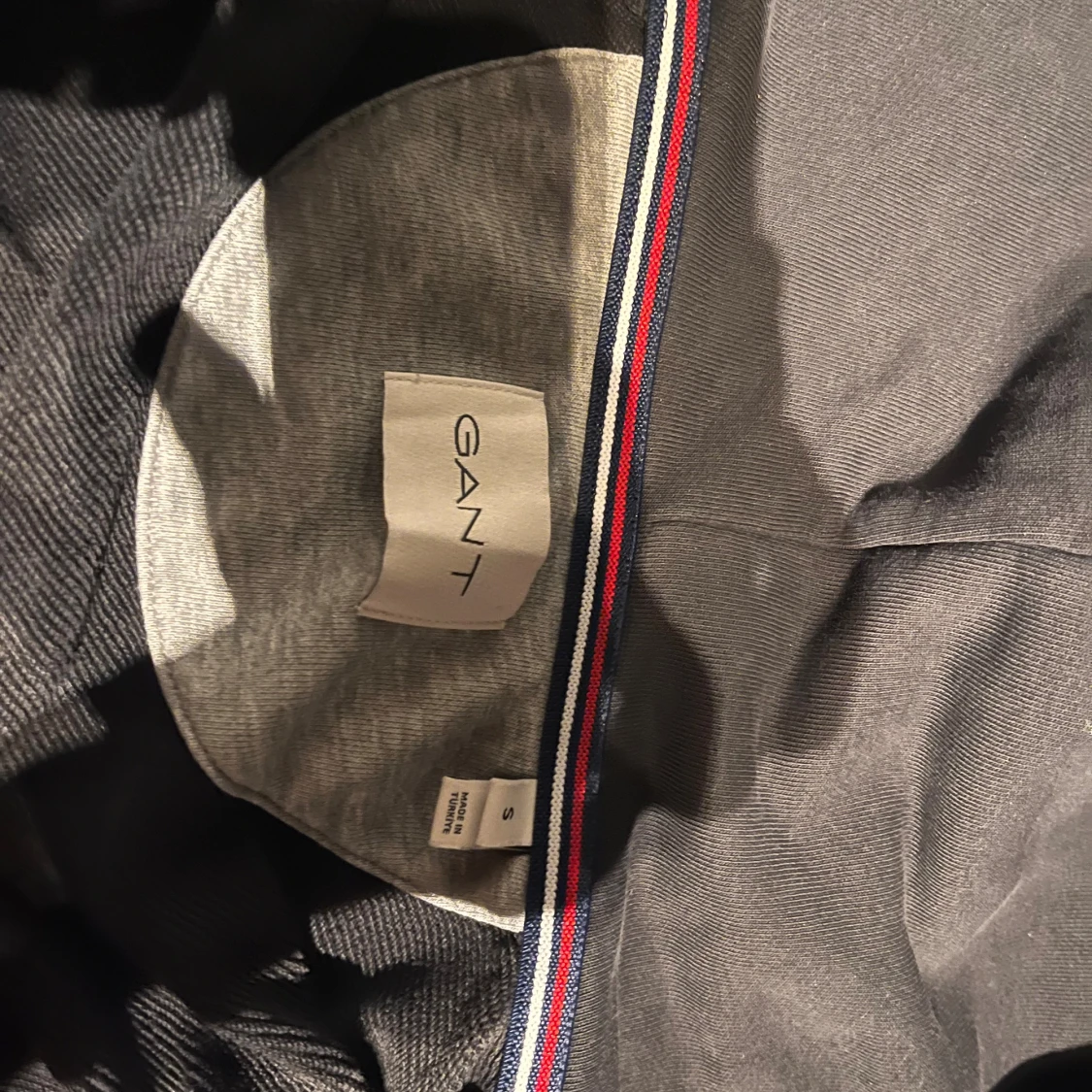 Svart hoodie från GANT med dragkedja - 2