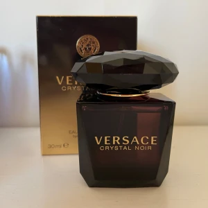 Versace Crystal Noir Edt 30ml  - Versace Crystal Noir i 30ml, endast använd en gång. Topp: Kardemumma, Svartpeppar, Ingefära Hjärta: Gardenia, Pion, Apelsinblomma  Bas: Amber, Sandelträ, Mysk. 