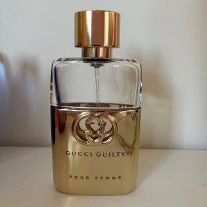 Gucci Guilty Pour Femme parfym 30 ml - Topp: Mandora, bergamott och rosépeppar. Hjärta: Syrén, ros, geraniumolja och viol. Bas: Patchouli, patchouliolja och amber blend. Drygt hälften kvar. 