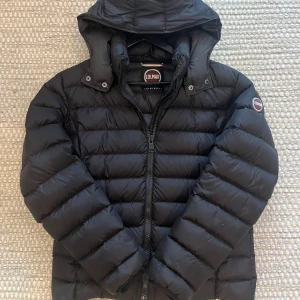 Colmar Pufferjacka - Säljer en snygg svart colmar jacka i storlek S🔝 skicket är bra inga tecken på defekter✅ nypris runt 4 000:- mitt pris endast 1595:-🤝hör av er för fler frågor🤩små fläckar fram kom privat för bild 