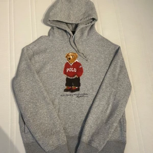 Polo Ralph Lauren Bear Hoodie - Polo Ralph Lauren Hoodie. Skicket är 9/10, den är använd ett par gånger och är i nyskick.