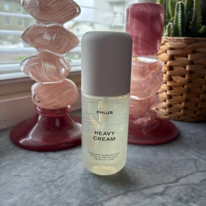 Phlur Heavy Cream Mist - Phlur Heavy Cream är en hår- och kroppsmist som ger en fräsch känsla hela dagen. 90ml. Endast testad 