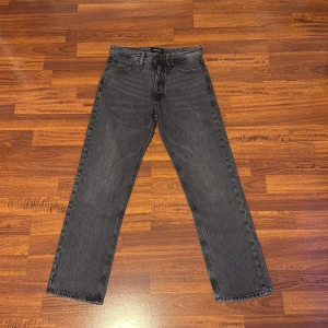Mörk Gråa Jack & Jones Jeans - Tja! Säljer ett par snygga Jack & Jones jeans i färgen mörkgrå. Det är Chris Modellen och dom sitter loose/regular fit. Passar till både vardag och fest. Skick: 9/10 använd ett fåtal gånger fortfarande i fint skick inga defekter. Storlek: W28 L30. Pris: 250kr pris kan diskuteras vid snabbaffär💨Kom DM vid fler bilder eller funderingar🥰