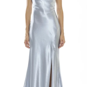 Silverblå långklänning med slits - Supersnygg långklänning i skimrande silverblå satin med smala axelband och öppen rygg med knyt.  From decadence nytt pris 1300. Säljer för 500 