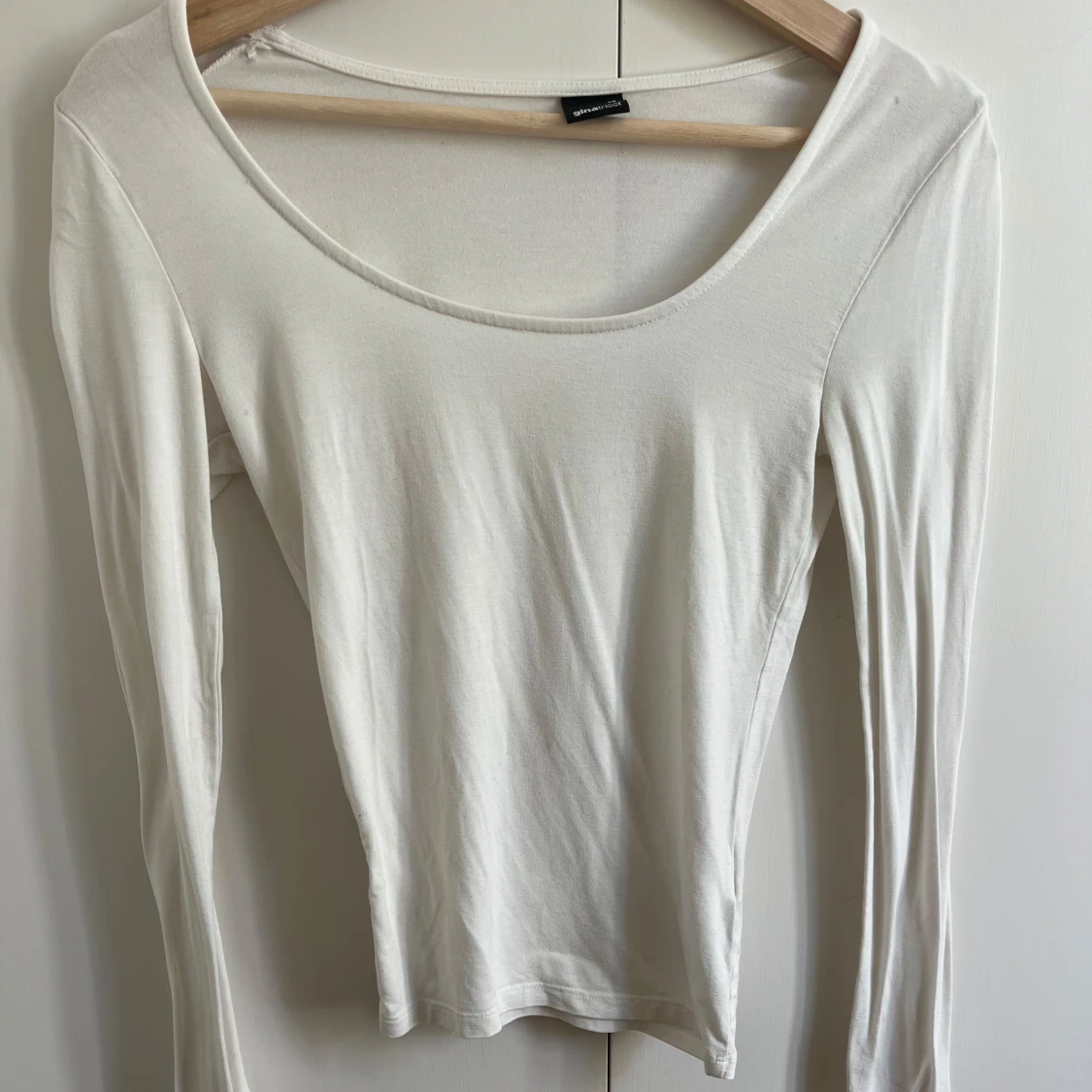 Vit långärmad topp från Gina Tricot
