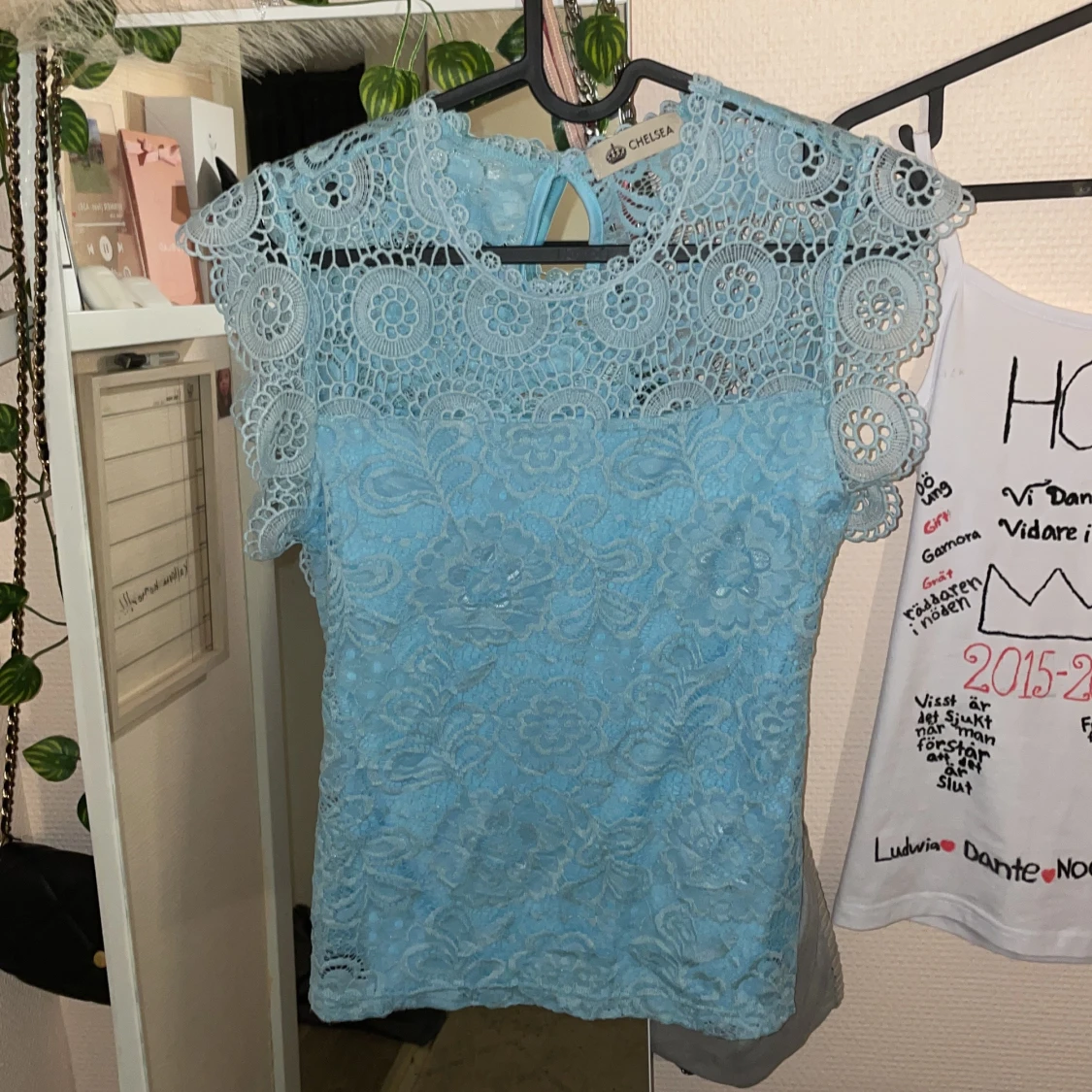 Ljusblå spetsblus från Chelsea