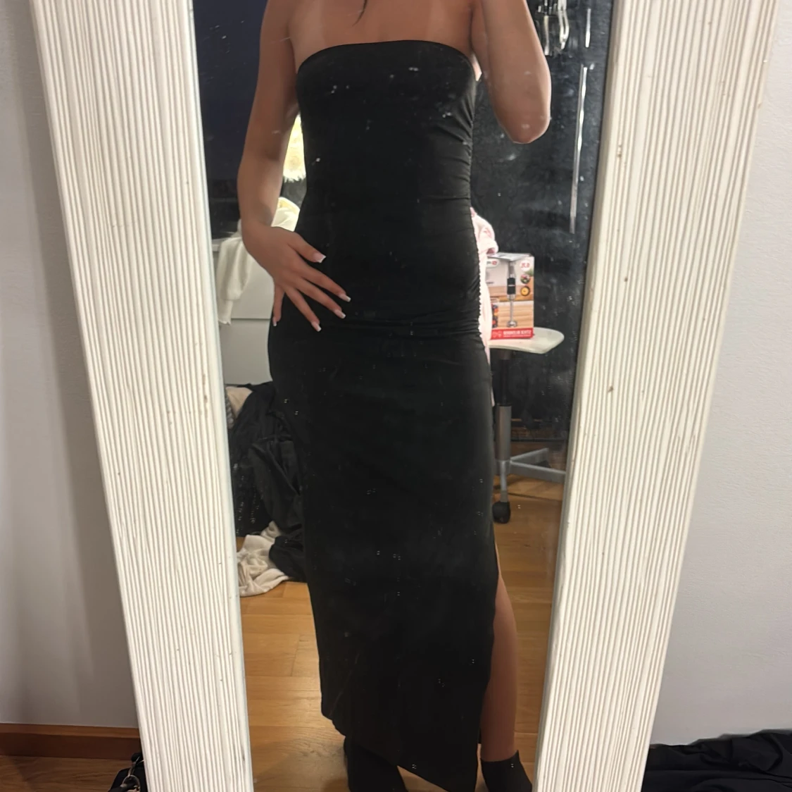 Svart axelbandslös långklänning