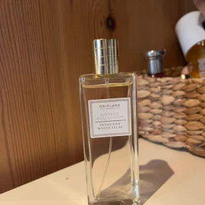 Oriflame Innocent White Lilac Parfym - Fräsch parfym från Oriflame Women's Collection: Innocent White Lilac. Stilren flaska med guldig kork, perfekt för dig som gillar en enkel och elegant look. Vet inte riktigt storlek men tror runt 50 ml