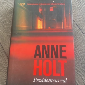 Presidentens val - En spännande thriller där USA:s första kvinnliga president försvinner mystiskt från ett hotell i Oslo. Jakten på kidnapparen drar igång och hela världen följer dramat. Perfekt för dig som gillar nervkittlande mysterier och världspolitik!