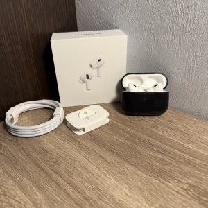 AirPods Pro 2 (USB-C) - AirPods Pro 2 – i nyskick Säljer mina AirPods Pro 2 (2:a generationen). Själva hörlurarna är använda men i mycket fint skick, ser som nya ut. Laddaren och alla extra öronproppar är helt oanvända. Originalkartong och kvitto medföljer.  Modell: AirPods Pro 2 Skick: Använda men i nyskick Ingår: Oanvänd laddare, oanvända öronproppar, originalkartong och kvitto