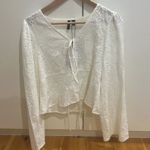 Vit broderad blus från Vero Moda - Superfin vit blus från Vero Moda med broderade detaljer och hålmönster. Helt oanvänd och prislapp kvar. Tror inte att den går att köpa längre, köptes för över två år sen… Stl S, orginalpis 499kr