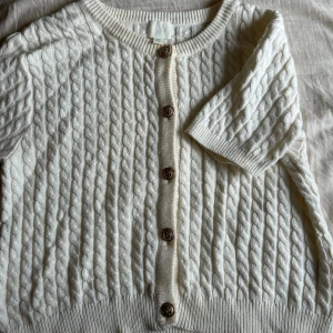 Vit kabelstickad kofta från H&M - Kabelstickad kofta från H&M i storlek XL, priset kan diskuteras💕