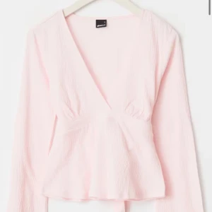 Ljusrosa omlottopp från Gina Tricot - Supersött topp från Gina. Älskar denna topp har den i vit med men denna kommer tyvärr ej till användning längre💞💞 