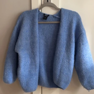 Blå kofta  - Blå kofta från Lindex i storlek xs/s, har använt 1 gång så är som ny💕 