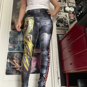 Iron Maiden leggings från Emp - Coola leggings i bra skick. Jag kan mötas upp i Uddevalla centrum, annars fraktar jag gärna. Köparen står för frakten. (Står ej för postens slarv) katt finns i hemmet. 