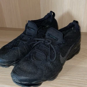 Svarta Nike Vapormax sneakers - Riktigt feta Svarta Nike Vapormax till ett dunder pris!🙏🏻 köptes för cirka ett år sedan för 3000kr.