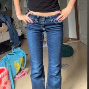 Lågmidjade jeans - Säljer dessa ur snygga jeansen då jag har alldeles för många jeans i garderoben och behöver rensa. De är endast andvända 1 gång så de är nästan helt nya! Storlek 158 men passar mig som är 162cm och är även för långa för mig!