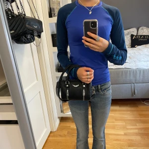 Tight träningströja  - Tight långärmad träningströja med mörkblå ärmar. Snygg passform som följer kroppen och perfekt för träning. Passar Xs. 