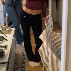Svarta jeans - Svarta ltb jeans. Bootcut med lågmidja. Bra skick. Ej urtvättade och har inga slitningar. Storlek 27x32. Använd gärna köp nu och jag postar helst via postnord!