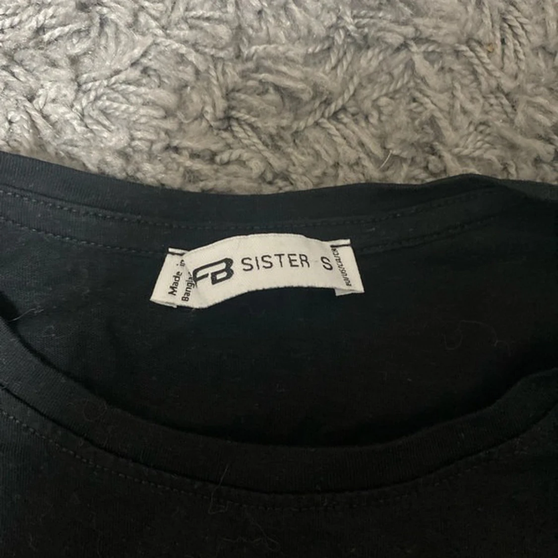 Svart t-shirt med nalletryck från B Sister - 2