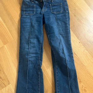 Lowaist bootcut jeans - Snygga blå jeans från Madlady som är i tall längd och skulle säga att de passar dig som är runt 167-175 beror på hur långa ben du har 