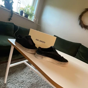 Svarta slip-on sneakers Axel Arigato - Hej! Säljer mina slitna Axel Arigato skor. (Äkta) Dom är mycket använda men funkar bra. 