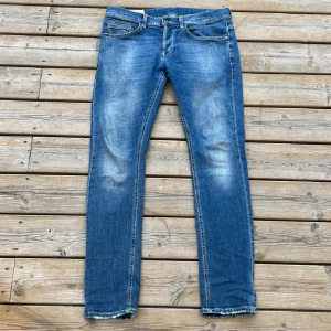 Dondup jeans - Säljer nu dessa feta dondup George i en riktig nice tvätt Parfekt nu till sommaren, de är i storlek 32. Ny pris 3500, finns en defekt lappen har lossna som man ser på sista bilden men man kan säkert sy fast den igen eller ta bort den. Kontakta mig vid frågor och fundering 