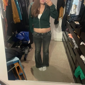 Mörkgrön hoodie från Brandy Melville - Säljer en mörkgrön croppad hoodie från Brandy Melville. Tröjan har dragkedja framtill, huva och långa ärmar. 