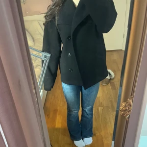 Svart snygg kappa💕💕 - Supersnygg, svart och enkel kappa från Gina Young. Jackan har en rak, något boxig passform och långa ärmar. Tre knappar på framsidan och två fickor finns även❤️