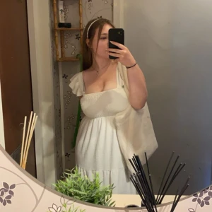 Superfin lång vit klänning - Supersöt vit lång klänning hade på mig en gång och ligger i min garderob sedan dess. Strl M/L !🌸