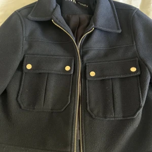 Zara jacka - Säljer denna mörkblåa Zara jackan eftersom den aldrig kommit till användning💗 pris kan diskuteras.