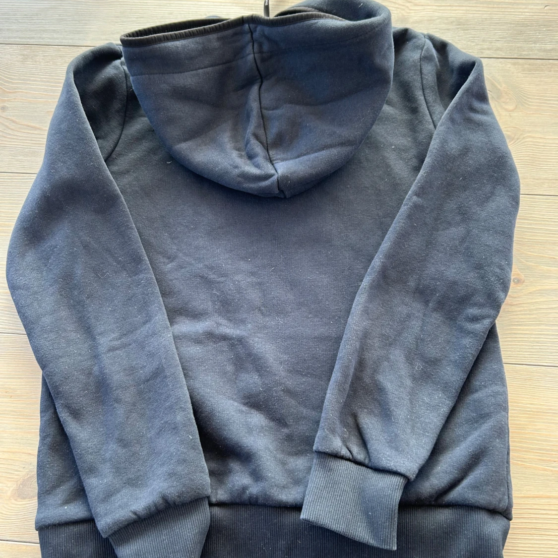 Mörkblå hoodie från Peak Performance - 2