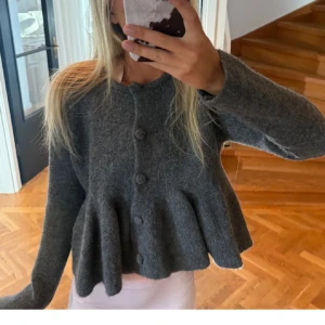 Stickad kofta - Så söt med volang🤩💞