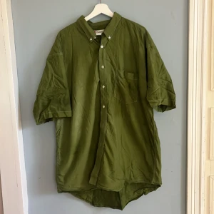 Skogsgrön skjorta - Skogsgrön kortärmadskjorta. Storlek XXL. Gott skick.