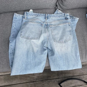 Ljusblå jeans Zara - Klassiska ljusblå Zara jeans. Ganska baggy. Jeansen har en tidlös look med knappgylf och tydliga bakfickor. Perfekta för en avslappnad och cool stil. Materialet är robust denim i bomull.