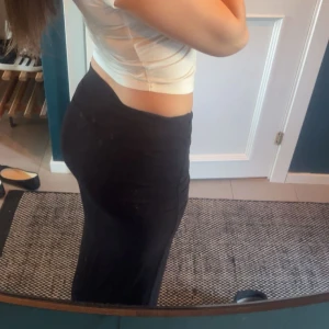 Svart långkjol i stretchigt tyg - Säljer en svart långkjol med tight passform. Kjolen är enkel och stilren utan mönster, tillverkad i ett stretchigt material som sitter snyggt längs kroppen. Den är andvänd några fåtal gånger och är i XS men passar oxå S, den är från Gina och är köpt för några månader sen.