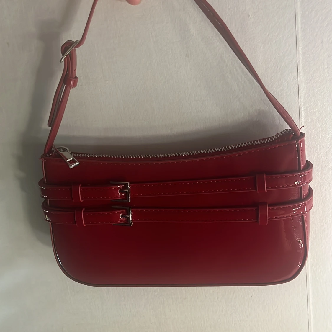 Röd axelväska med spänndetaljer - 1