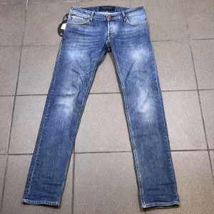 Handpicked orvieto jeans - Tjena! Säljer dessa feta Handpicked jeansen med snygg tvätt av modellen Orvieto vilket har rak passform. Jeansen är i princip i nyskick 9,5/10 och är sparsamt använda. Nypris ca 3000kr. Hör av er vid minsta fundering! Mvh Edi