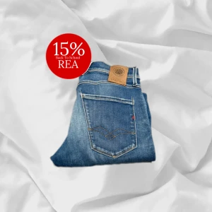 Replay Jeans - Super fräscha jeans från replay (anbass slim fit) i ljusblå färg – enkla att matcha och sköna att bära. Ett stilrent val, noggrant utvalt med omsorg av AM Clothing.  📩 Frågor? Hör gärna av dig! 📲 Följ oss här på Plick för fler uppdateringar. ♻️ Tack för att du handlar mer hållbart med AM Clothing!