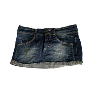 Sjukt snygg miniskirt - Tvär snygg miniskirt som jag HATAAAAR att ja mst sälja, så snygga detaljer, egot du får i dessa är ENORMT. Jättebra skick och kvaliten e 10/10😩🤚