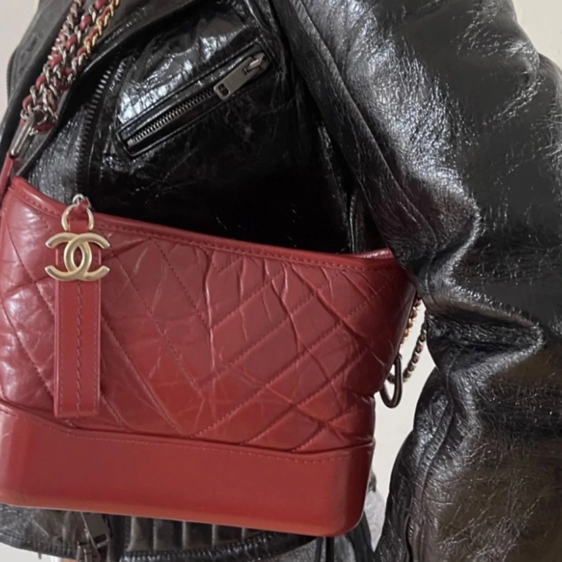 Röd quiltad Chanel axelväska i skinn - 1