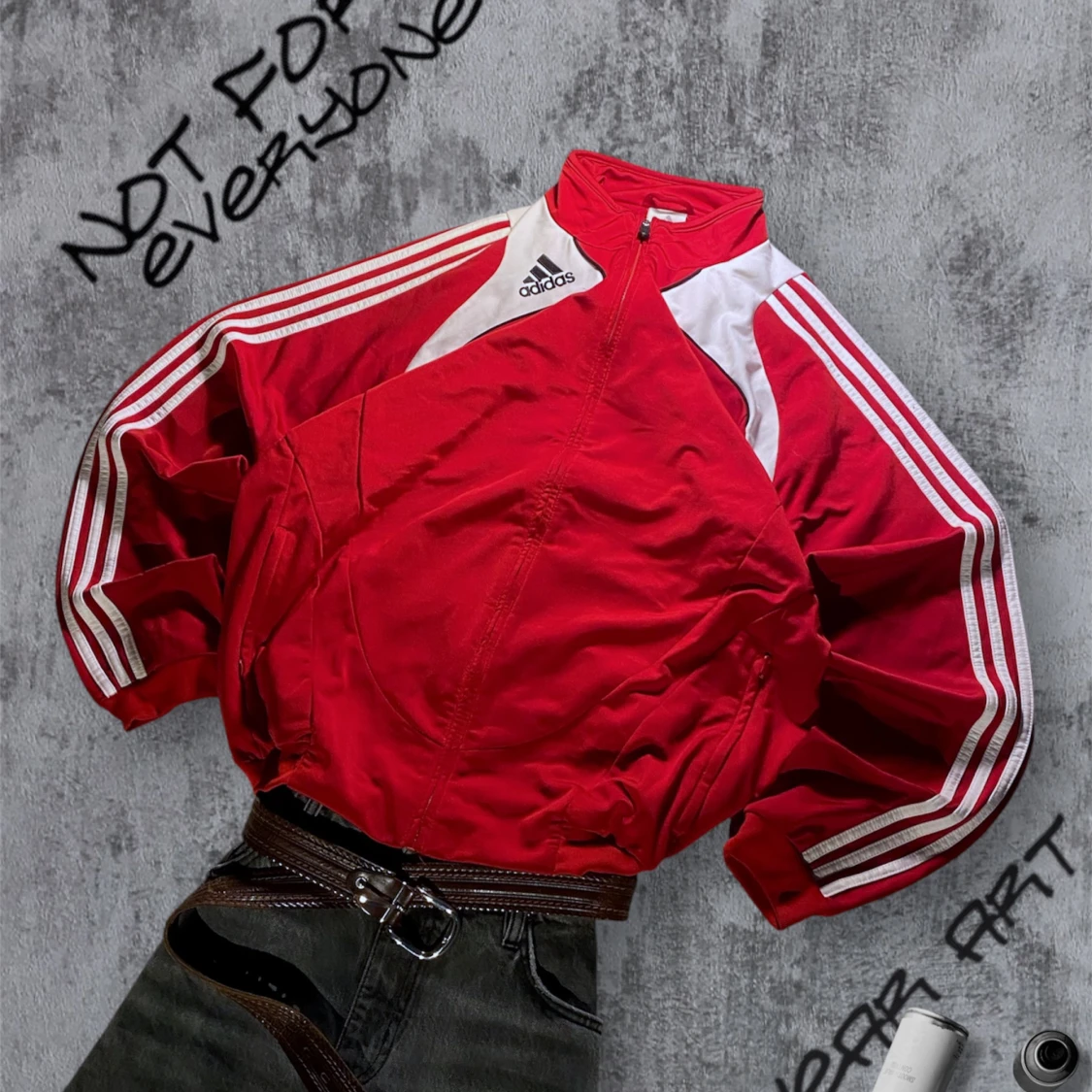 Röd Adidas sweatshirt med vita detaljer