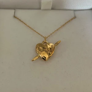 Maria Nilsdotter ”Tuvstarr” inspirerat halsband - Aldrig använd, 18K guldpläterad och tillverkad av rostfritt stål. Kedjans längd 40+5 cm och nickelfri. Om du har fler frågor, tveka inte att höra av dig 🤗