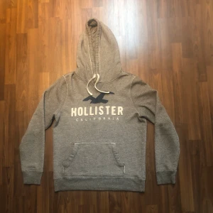 Hollister hoodie  - Tja! Säljer en riktigt fet hoodie från Hollister. Snyggt tryck samt färg. Hör av dig vid funderingar!