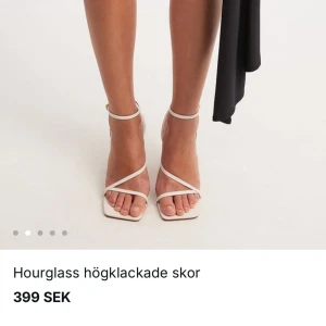 Hourglass högklackade skor - vit - Säljer dessa superfina och stilrena vita klackarna från NA-KD. Nästan helt oanvända och i bra skick. 